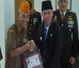 Bupati Rokan Hilir, Afrizal Sintong bersama veteran (foto/Zal)
