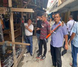 Satuan Intelkam Polres Kepulauan Meranti siang melakukan pengecekan penjualan senapan dan pistol mainan berpeluru plastik oleh pedagang
