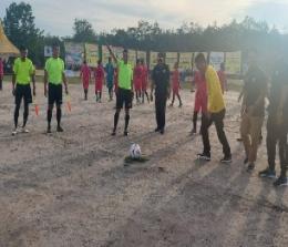 Bupati Rohil Afrizal membuka pertandingan bola di Sintong (foto/Zal)