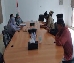 Azlaini Agus bersama sejumlah tokoh masyarakat melaporkan Pj Wako Pekanbaru dan Camat Binawidya ke Ombudsman.(foto: rico/halloriau.com)