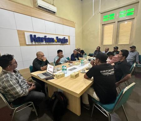 Pengurus AMSI Riau berdiskusi dengan Ketua AMSI DIY yang juga Pemred Harian Jogja Anton Wahyu Prihatono di Ruang rapat Harian Jojga, Jumat (28/7/2023)