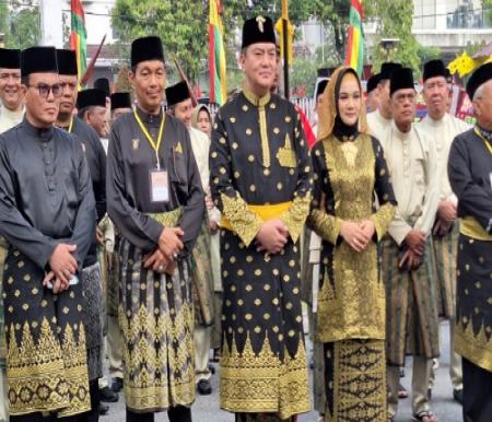 Kapolda Riau, Irjen Pol M Iqbal bersana istri saat penabalan gelar adat dari LAM Riau.(foto: bayu/halloriau.com)