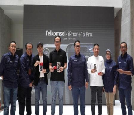 Direktur Sales Telkomsel, Adiwinahyu Basuki Sigit (tengah) bersama pelanggan Telkomsel Prestige dan jajaran Management Telkomsel pada Telkomsel x iPhone 15 Pro Launching Event di Jakarta, Jumat (27/10).(foto: istimewa)