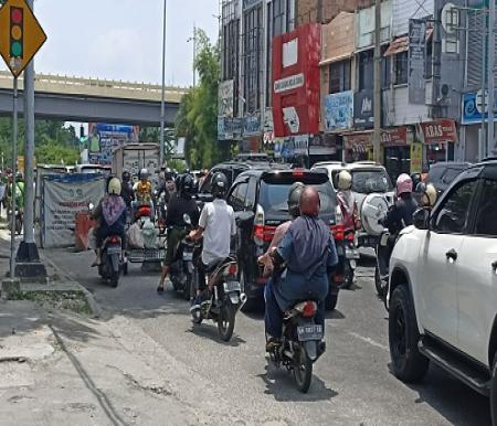 Titik galian dekat simpang Sudirman menyebabkan antrean panjang di Jalan Nangka (foto/rahmat)
