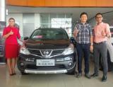 Zeffry Sany, Branch Manager Nissan Datsun Arengka, Pekanbaru (kanan) bersama Boby dari NMI dan sales counter Nissan Arengka