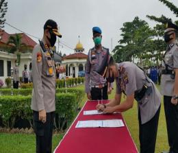Kapolres Pelalawan AKBP Indra Wijatmiko menyaksikan penandatangan sertijab Kapolsek Ukui dan Kasatreskrim Pelawan.