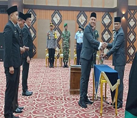 Pj Walikota Pekanbaru, Muflihun lantik Edward Riansyah sebagai Kepala Dinas PUPR Pekanbaru (foto/rahmat)