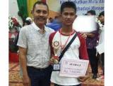 Alfajri foto bersama salah satu guru SMK Hasanah, usai menerima penghargaan di LKS tingkat Provinsi Riau, di Pekanbaru, baru-baru ini.