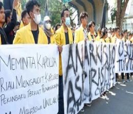Pendemo meminta Polda Riau usut proses penangkapan 3 mahasiswa Unilak oleh Polresta Pekanbaru (foto/int)