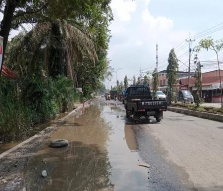 Kondisi kerusakan Jalan Kaharuddin Nasution Ujung Pekanbaru.(foto: int)