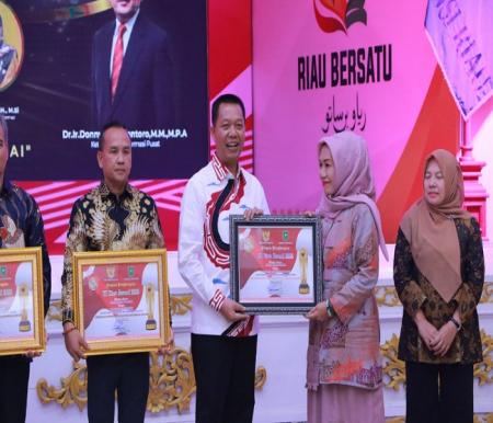 Sekdako Pekanbaru, Indra Pomi Nasution menerima penghargaan KI Award 2023.(foto: pgi)