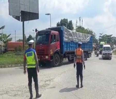 Ilustrasi truk bertonase besar dilarang melintas di Pekanbaru (foto/int)