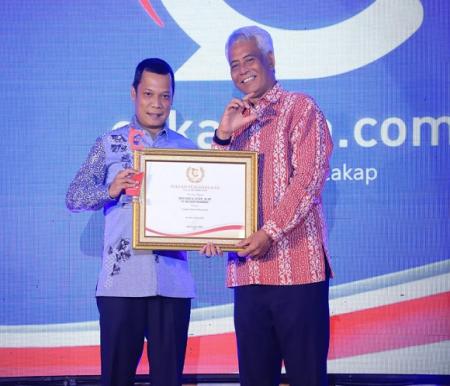 Pj Wali Kota Pekanbaru Muflihun, menerima penghargaan sebagai Kepala Daerah yang Responsif dalam Cakaplah Awards 2024 dan di serahkan langsung oleh Komisaris Cakaplah Zulkarnaen Kadir 