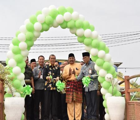 Gubernur Riau, Syamsuar bersama Direktur Komite Nasional Ekonomi dan Keuangan Syariah (KNEKS) Putu Rahwidhiyasa lakukan pengguntingan pita tanda meresmikan KHAS