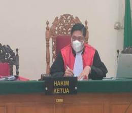 Hakim Salmon Ginting  menolak gugatan praperadilan yang diajukan PT Duta Palma Group (foto/bayu)
