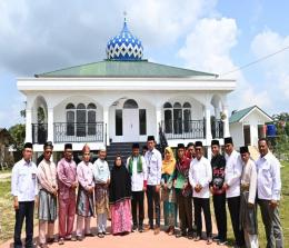 Bupati Pelalawan H Zukri bersama Area Manager EMP Bentu Limited, Yoyok S Purwanto dan tokoh masyarakat di depan Masjid Nurul Iman Dusun Muara Sako (foto/ist)