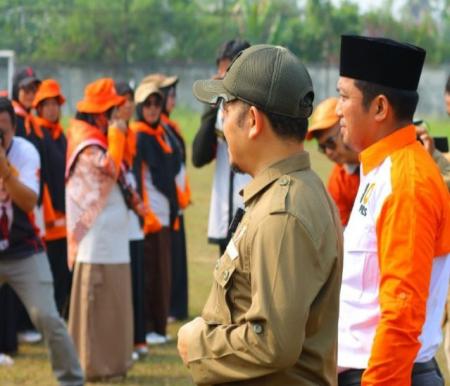 Ketua DPW PKS Riau, Ahmad Tarmizi bersama Ketua DPD PKS Inhu, Syafaat saat memeriksa barisan apel siaga (foto/Dasmun)