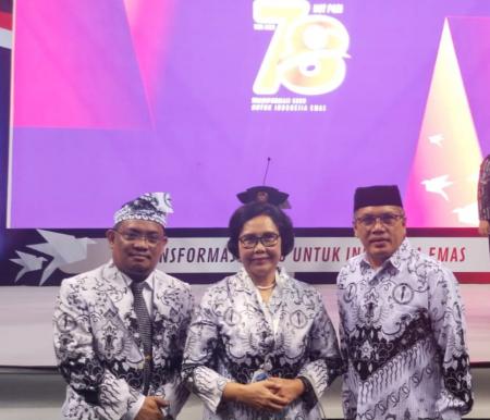 Ketua PGRI Provinsi Riau, Dr Adolf Bastian Tambusai bersama Ketum PGRI Prof Dr Unifah Rosyidi (foto/ist)