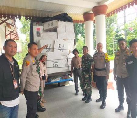 Kapolsek Payung Sekaki mengawal langsung pemindahan logistik Pemilu dari PPK Kelurahan Tampan.(foto: istimewa)