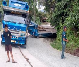 Kondisi trukk trailer yang tergelincir di Kelok 17 Jalan Lintas Sumbar-Riau, Pangkalan.(foto: istimewa)