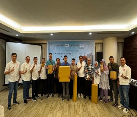 Top management PT CDN Riau bersama media dan vlogger otomotif Pekanbaru usai buka puasa bersama.(foto: istimewa)
