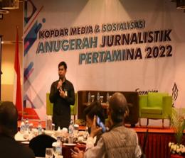Officer I Communication, Relations, & Compliance, Denny Saputra Ramadhan sosialisasikan AJP 2022 Dalam kegiatan Gelar Temu Media di Pekanbaru.(foto: bambang/halloriau.com)