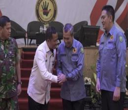 Gubernur Riau, Syamsuar bersama tim Saber Pungli.(foto: mcr)