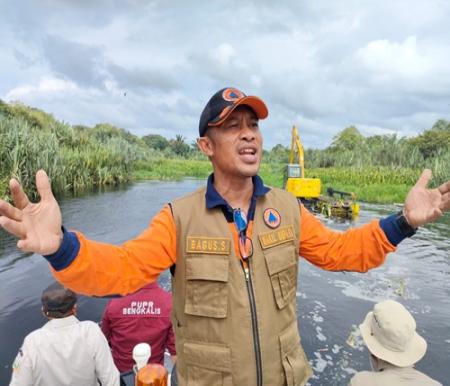 Wabup Bengkalis Dr Bagus Santoso menyaksikan proses normalisasi Sungai Siak Kecil (foto/Zulkarnain)