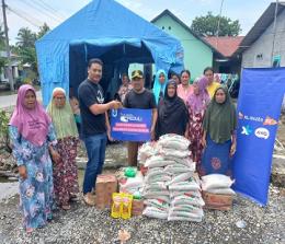Karyawan XL Axiata menyalurkan bantuan korban banjir di Deli Serdang (foto/ist)