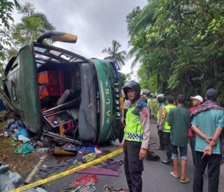 Polisi mengamankan lokasi kecelakaan Bus ALS jurusan Medan-Jakarta di jalan lintas Bukittinggi-Medan pada Senin (15/4/2024).