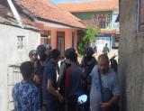 Penggeledahan rumah kontrakan terduga pelaku bom Kampung Melayu di Jalan Rancasawo, Margasari, Buahbatu, Kota Bandung, Jumat (26/5/2017).