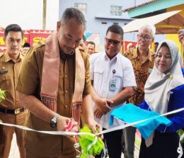 Asisten Bidang Perekonomian dan Pembangunan Setdako Pekanbaru, Drs Ingot Ahmad Hutasuhut resmikan KOTAKU Bank Sampah.(foto: istimewa)