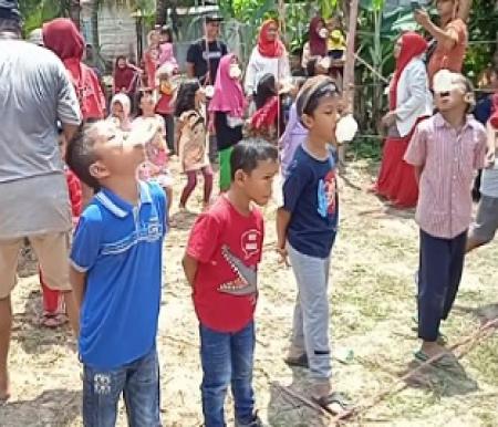 Anak-anak warga RT 002/RW 002 Kelurahan Pematangkapau, Kecamatan Tenayan Raya, Pekanbaru antusias mengikuti lomba semarak HUT ke-77 RI.(foto: barkah/halloriau.com)
