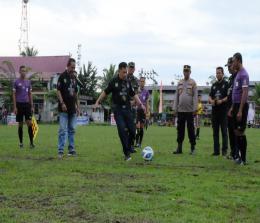 Pembukaan turnamen sepakbola Piala Ery Gading U-20 ditandai tendangan perdana oleh
Wakil Bupati Kepulauan Meranti.