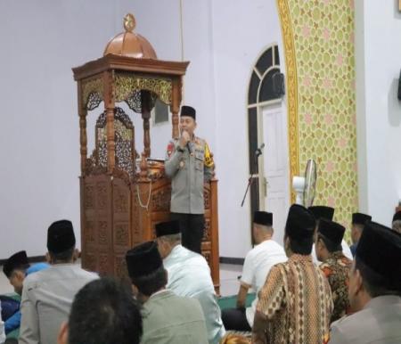 Kapolres Pelalawan AKBP Suwinto SH. SIK melaksanakan Safari Ramadan 1445 H/2024 M di Mapolsek Kecamatan Ukui (foto/andi)
