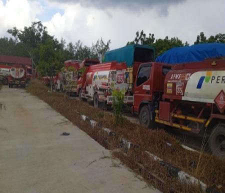 Antrian panjang armada truk BBM di pelabuhan RoRo menuju Pulau Bengkalis.(foto: zulkarnaen/halloriau.com)