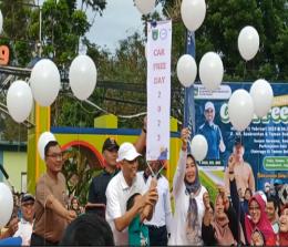 Walikota Dumai H Paisal melepas balon keudara dalam rangka launching CFD di Jalan HR Subrantas, Minggu (12/2/2023).(foto: bambang/halloriau.com)
