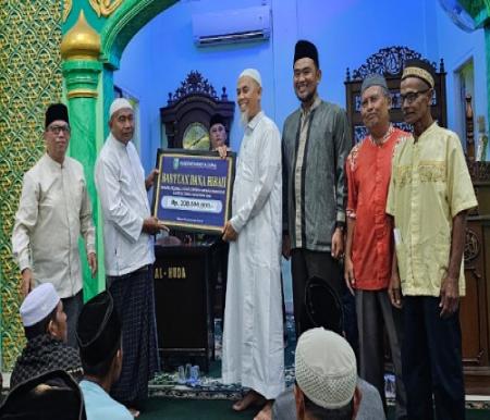 Walikota Dumai, H Paisal secara simbolis menyerahkan bantuan Dana Hibah untuk Masjid, Musala dan Kelembagaan Masyarakat lainnya.(foto: bambang/halloriau.com)