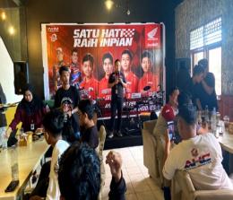 Komunitas dan konsumen pengguna Honda CBR tiba di JSeven Coffee untuk nonton bareng sebagai bentung dukungan pebalap Indonesia binaan Astra Honda Motor.(foto: istimewa)