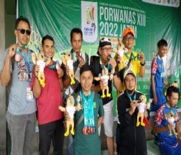 Kontingen PWI Riau memegang medali yang diraih selama Porwanas XIII Malang (foto/int)