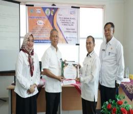 Ketua Tim pengabdian masyarakat UIR, Prof Dr H Syafrinaldi SH MCL bersama pihak Diskop-UKM Pekanbaru.(foto: istimewa)