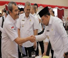 Wabup Siak, Husni Merza bersama Gubernur Riau, Syamsuar.(foto: diana/halloriau.com)