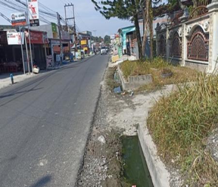 Air tergenang di Parit Jalan Suka Karya yang belum diperbaiki (foto/rahmat-halloriau)