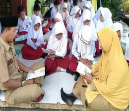 SDN 15 Rantau Panjang, Kecamatan Goto Gasip, Siak memulai geralan literasi dengan membaca 15 menit sebelum pelajaram dimulai.