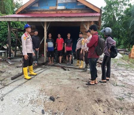 Kapolsek Ipda Eko bersama personelnya menyusuri pelosok kampung di Kecamatan Siak Kecil untuk sosialisasi Pemilu Damai (foto/bayu)