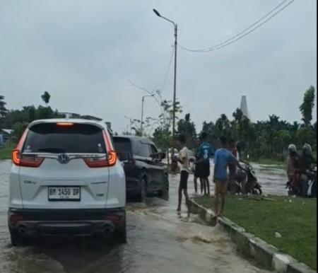 Banjir di Jalan Jembatan Siak IV Rumbai memaksa pengendara putar balik (foto/ist)