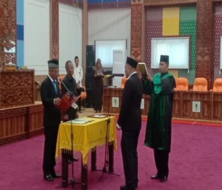 PAW anggota DPRD Rokan Hilir atas nama Muhammad Firdaus NZ dengan Syahrul Alfindra (foto/afrizal)