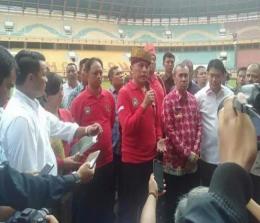 Ketum PSSI saat meninjau Stadion Utama Riau.
