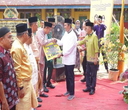 Gubernur Riau, Syamsuar saat menyalurkan Bankeu khusus Desa se-Kabupaten Kampar.(foto: mcr)