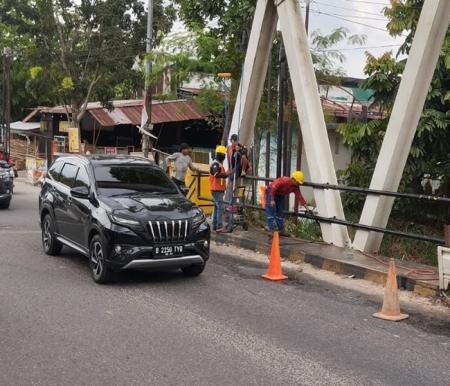Dinas PUPR-PKPP Provinsi Riau melakukan pemeliharaan Jembatan Sungai Sail, Kota Pekanbaru. 